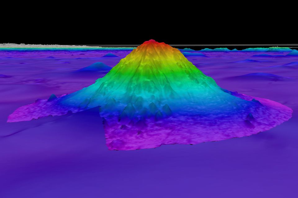 Diese mit Fächerecholotdaten erstellte Karte zeigt den Solito Seamount: wärmere Farben wie rot und orange entsprechen flacheren Gebieten, kühlere Farben (gelb, grün und blau) den tieferen Gebieten