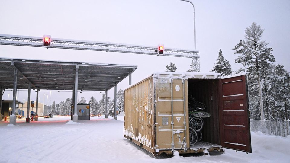 Verschneite Grenzstation mit konfiszierten Fahrrädern in einem Container
