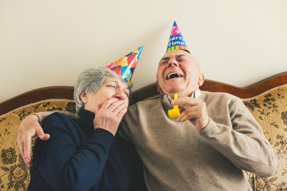 Zwei alte Menschen lachen herzlich