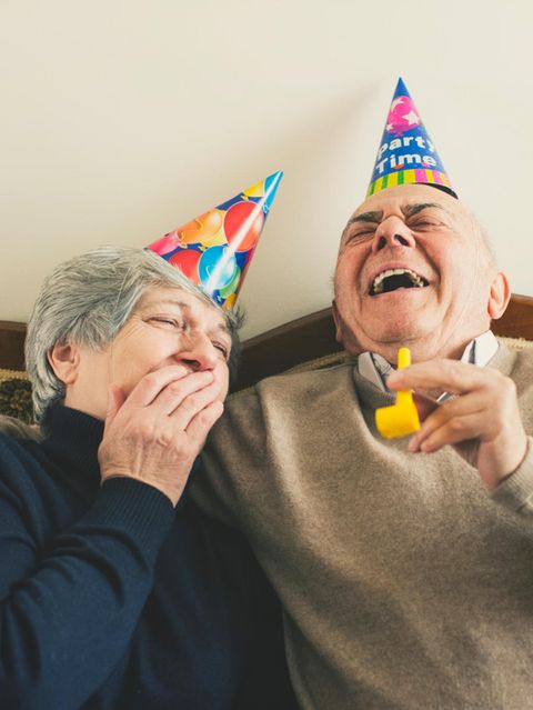 Zwei alte Menschen lachen herzlich