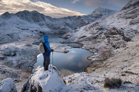 Wanderer schaut auf die umliegenden Berge