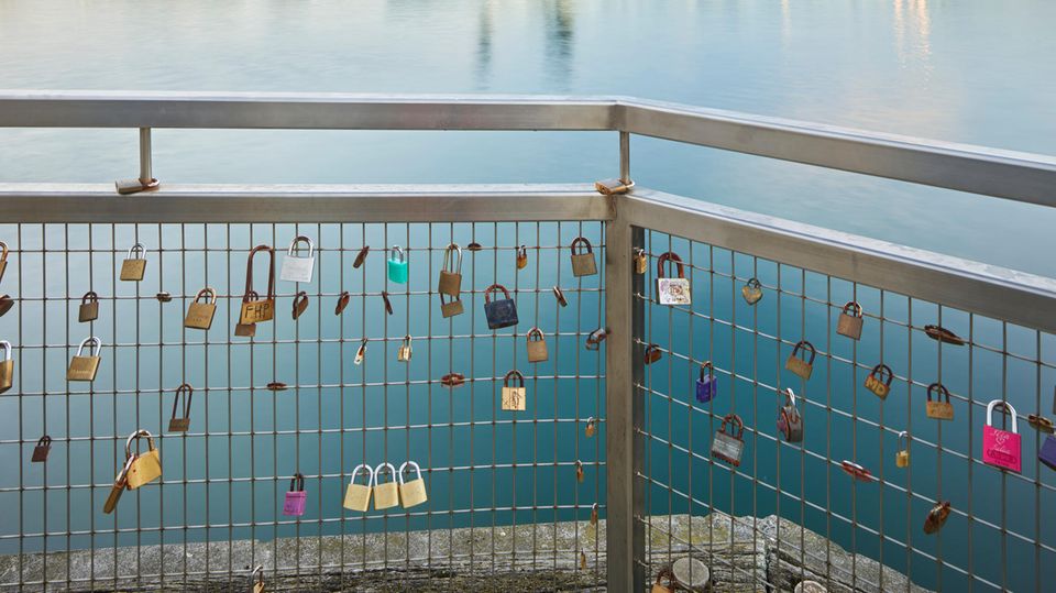 Glücksschlösser an einem Gitter Glücksschlösser an einem Gitter