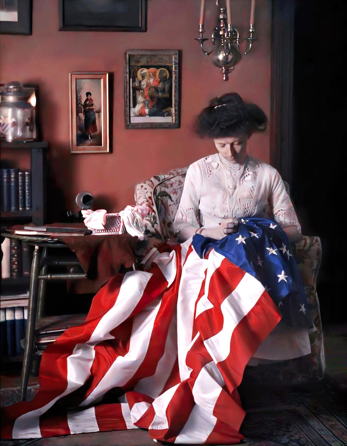 Frau stickt eine amerikanische Flagge