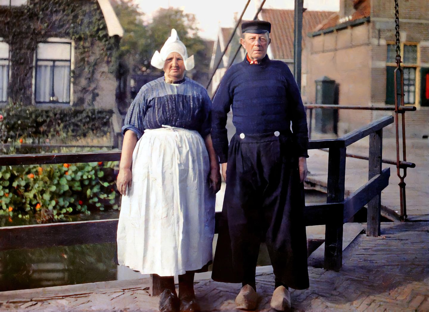Paar in traditioneller holländischer Kleidung