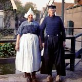 Paar in traditioneller holländischer Kleidung