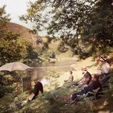 Maler malt Badende an einem Fluss