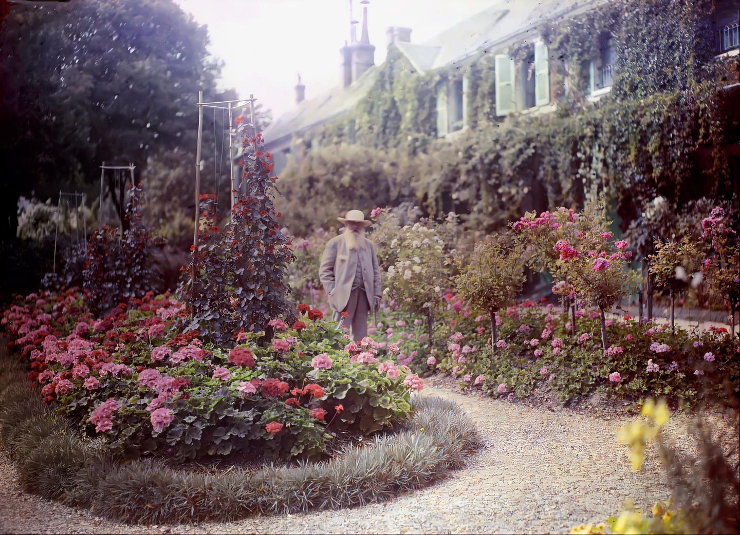 Der Maler Claude Monet in seinem Garten