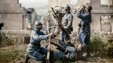 Soldaten an einem Maschinengewehr