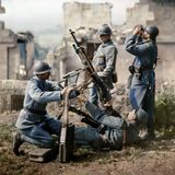 Soldaten an einem Maschinengewehr