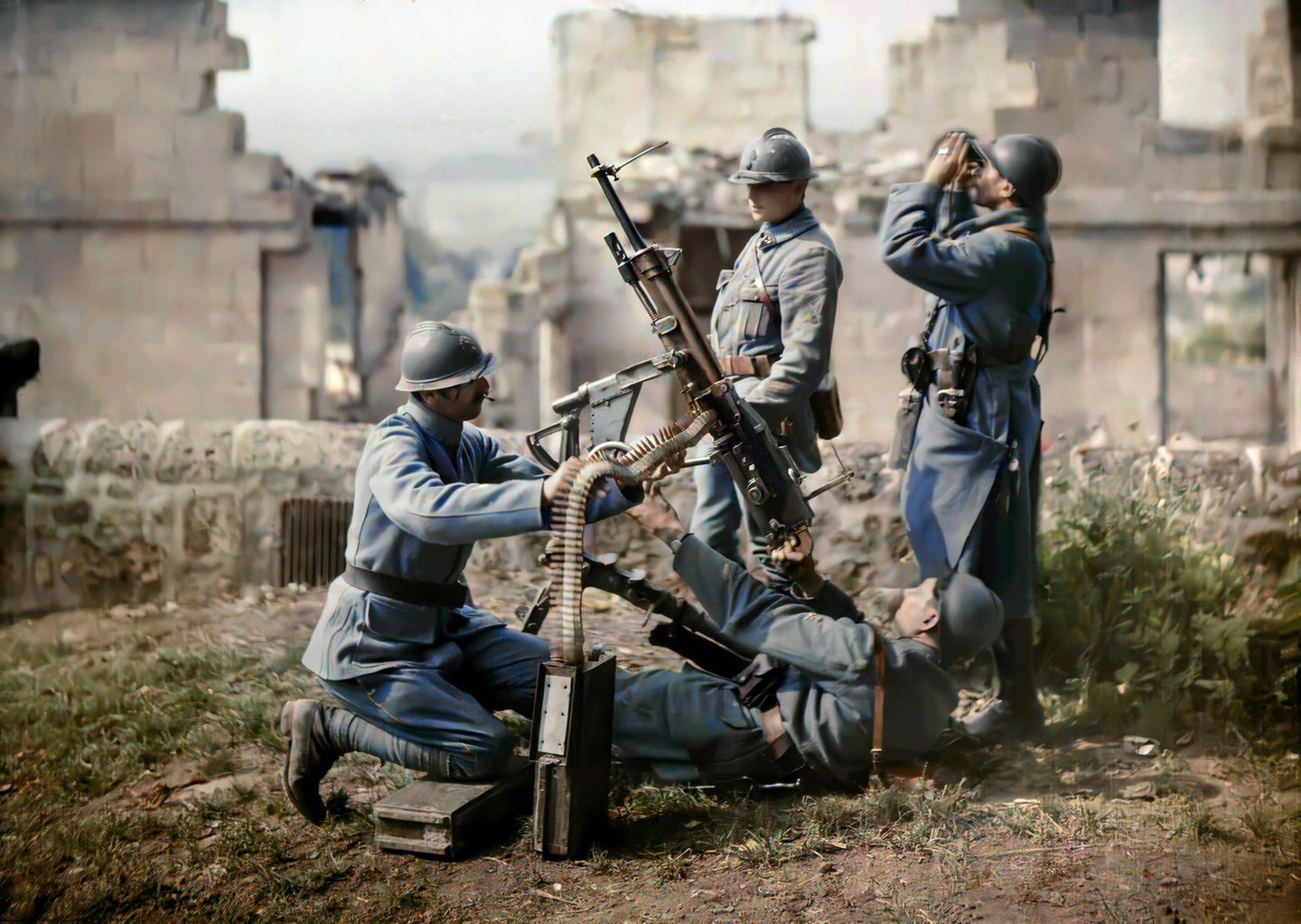 Soldaten an einem Maschinengewehr