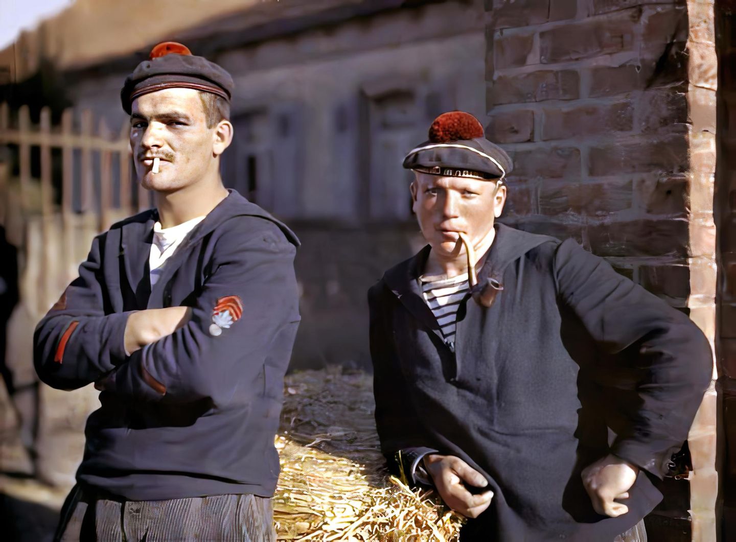 Zwei Männer stehen an einem Heuballen