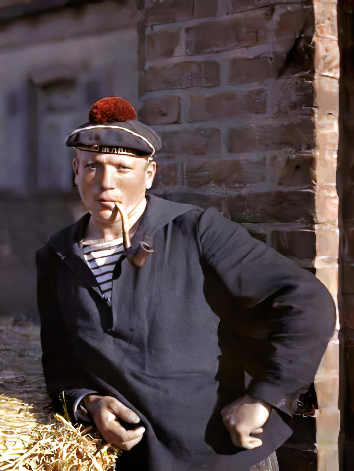 Zwei Männer stehen an einem Heuballen