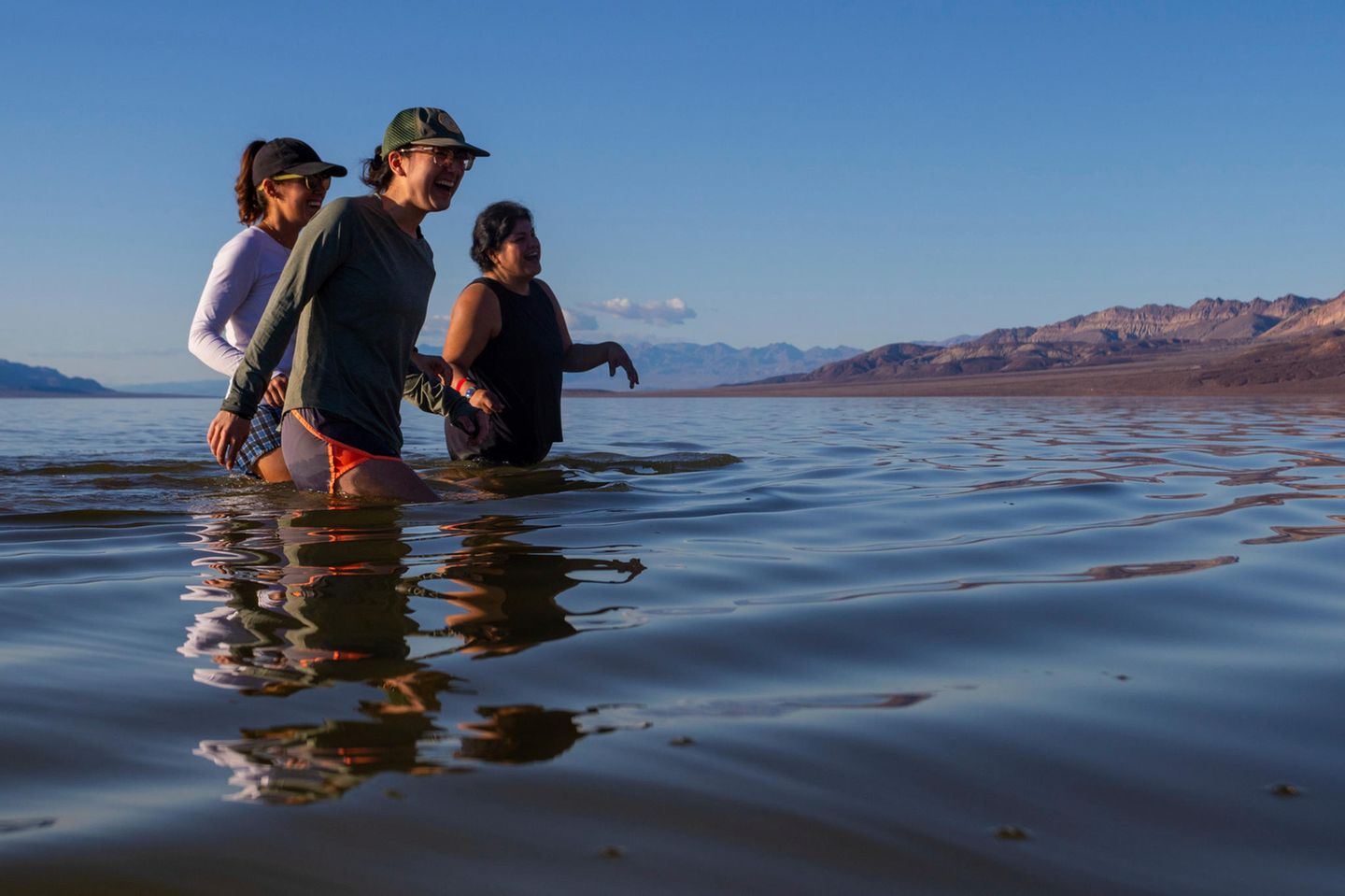 Der ungewohnte Wassersegen könnte der Pflanzen- und Tierwelt an einem der trockensten Ort der Erde von Nutzen sein. Bestimmte Pflanzenarten, die nur im Death Valley vorkommen, überdauern jahrelange Trockenperioden, um bei erneuten Niederschlägen zu keimen