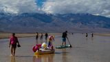 Touristen ergriffen die seltene Gelegenheit, in dem neu gebildeten See einen Spaziergang zu unternehmen. Selbst für SUP-Paddler reicht die Wassertiefe. Guo Yu, stellvertretender Forschungsprofessor für Hydrometeorologie am Desert Research Institute in Nevada, erklärte, die Entstehung des Sees sei ein natürliches Phänomen. Die ungewöhnlich hohen Niederschläge seien auf einen starken El Niño und auf veränderte Niederschlagsmuster zurückzuführen, erklärte der Klimaforscher der Nachrichtgenagentur AP