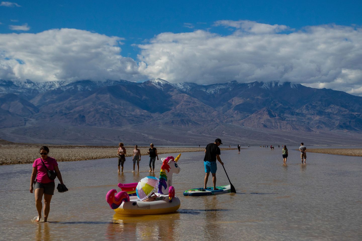 Touristen ergriffen die seltene Gelegenheit, in dem neu gebildeten See einen Spaziergang zu unternehmen. Selbst für SUP-Paddler reicht die Wassertiefe. Guo Yu, stellvertretender Forschungsprofessor für Hydrometeorologie am Desert Research Institute in Nevada, erklärte, die Entstehung des Sees sei ein natürliches Phänomen. Die ungewöhnlich hohen Niederschläge seien auf einen starken El Niño und auf veränderte Niederschlagsmuster zurückzuführen, erklärte der Klimaforscher der Nachrichtgenagentur AP