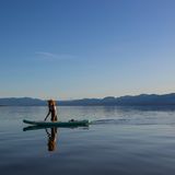 Parkrangerin Nichole Andler sagte der Nachrichtenagentur AP, Kajakfahrer sollten bald kommen, denn der Wasserstand werde in einigen Wochen sinken, auch wenn der See wahrscheinlich bis in den April, vielleicht sogar bis in den Mai hinein Bestand haben werde. Dann werde er wieder zu der bekannten weißen Salzwüste austrocknen