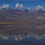 Das Badwater Basin im Death Valley National Park, mit knapp 86 Metern unter dem Meeresspiegel der tiefste Punkt Nordamerikas, ist zugleich einer der trockensten Orte der Erde. Die Senke erstreckt sich entlang der Grenze zwischen Kalifornien und Nevada. Normalerweise befindet sich hier eine strahlend weiße Salzwüste. Doch allein in den vergangenen sechs Monaten hat das Death Valley mehr als das Doppelte seiner jährlichen Niederschlagsmenge erhalten: 12,45 Zentimeter statt der durchschnittlichen 5,08 Zentimeter