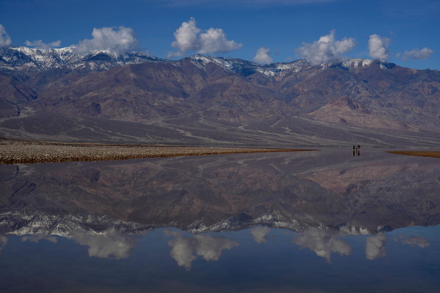 Das Badwater Basin im Death Valley National Park, mit knapp 86 Metern unter dem Meeresspiegel der tiefste Punkt Nordamerikas, ist zugleich einer der trockensten Orte der Erde. Die Senke erstreckt sich entlang der Grenze zwischen Kalifornien und Nevada. Normalerweise befindet sich hier eine strahlend weiße Salzwüste. Doch allein in den vergangenen sechs Monaten hat das Death Valley mehr als das Doppelte seiner jährlichen Niederschlagsmenge erhalten: 12,45 Zentimeter statt der durchschnittlichen 5,08 Zentimeter
