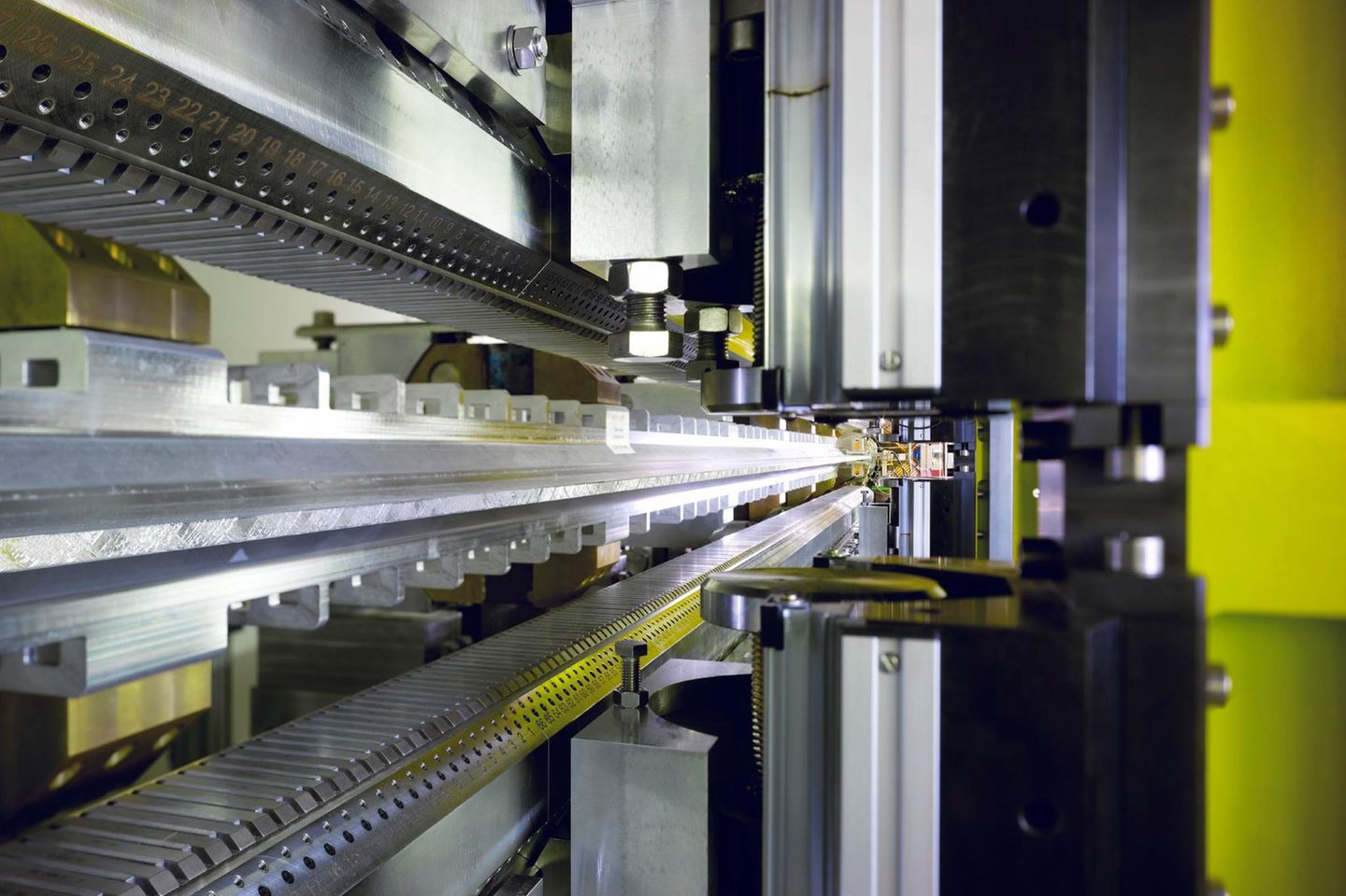 "Petra", "Hera", "Doris": Beim Hamburger Kernforschungszentrum DESY haben Teilchenbeschleuniger mit Frauennamen eine lange Geschichte. Die 2,3 Kilometer lange Positron-Elektron-Tandem-Ring-Anlage "Petra" begann ihre Forschungskarriere 1978 als größter Beschleuniger der Welt. 1991 nahm das DESY mit "Hera" eine leistungsfähigere Anlage in Betrieb. Für sie brachte "Petra II" fortan Elektronen, Positronen und Protonen in Schwung.   Ihr Leben als "Petra III" begann 2009: Die Partikel, die durch den Ring flitzen, werden nun von Undulatoren (Bild) auf einen Schlingerkurs gezwungen und senden dabei Röntgenstrahlung aus. Damit durchleuchteten Forschende bereits Wirkstoffe gegen Corona, ein Fragment von Rembrandts "Nachtwache" und ein Körnchen des Asteroiden Bennu