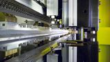 "Petra", "Hera", "Doris": Beim Hamburger Kernforschungszentrum DESY haben Teilchenbeschleuniger mit Frauennamen eine lange Geschichte. Die 2,3 Kilometer lange Positron-Elektron-Tandem-Ring-Anlage "Petra" begann ihre Forschungskarriere 1978 als größter Beschleuniger der Welt. 1991 nahm das DESY mit "Hera" eine leistungsfähigere Anlage in Betrieb. Für sie brachte "Petra II" fortan Elektronen, Positronen und Protonen in Schwung.   Ihr Leben als "Petra III" begann 2009: Die Partikel, die durch den Ring flitzen, werden nun von Undulatoren (Bild) auf einen Schlingerkurs gezwungen und senden dabei Röntgenstrahlung aus. Damit durchleuchteten Forschende bereits Wirkstoffe gegen Corona, ein Fragment von Rembrandts "Nachtwache" und ein Körnchen des Asteroiden Bennu