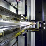 "Petra", "Hera", "Doris": Beim Hamburger Kernforschungszentrum DESY haben Teilchenbeschleuniger mit Frauennamen eine lange Geschichte. Die 2,3 Kilometer lange Positron-Elektron-Tandem-Ring-Anlage "Petra" begann ihre Forschungskarriere 1978 als größter Beschleuniger der Welt. 1991 nahm das DESY mit "Hera" eine leistungsfähigere Anlage in Betrieb. Für sie brachte "Petra II" fortan Elektronen, Positronen und Protonen in Schwung.   Ihr Leben als "Petra III" begann 2009: Die Partikel, die durch den Ring flitzen, werden nun von Undulatoren (Bild) auf einen Schlingerkurs gezwungen und senden dabei Röntgenstrahlung aus. Damit durchleuchteten Forschende bereits Wirkstoffe gegen Corona, ein Fragment von Rembrandts "Nachtwache" und ein Körnchen des Asteroiden Bennu