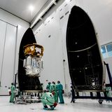 LISA Pathfinder wird in der Vega-Rakete verpackt