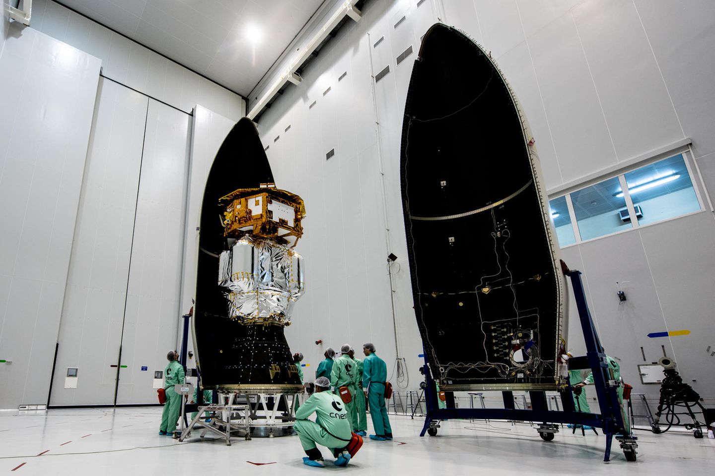 LISA Pathfinder wird in der Vega-Rakete verpackt