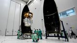 LISA Pathfinder wird in der Vega-Rakete verpackt