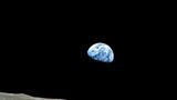 Bild der Erde vom Mond aus, die Erde ist halb im Schatten