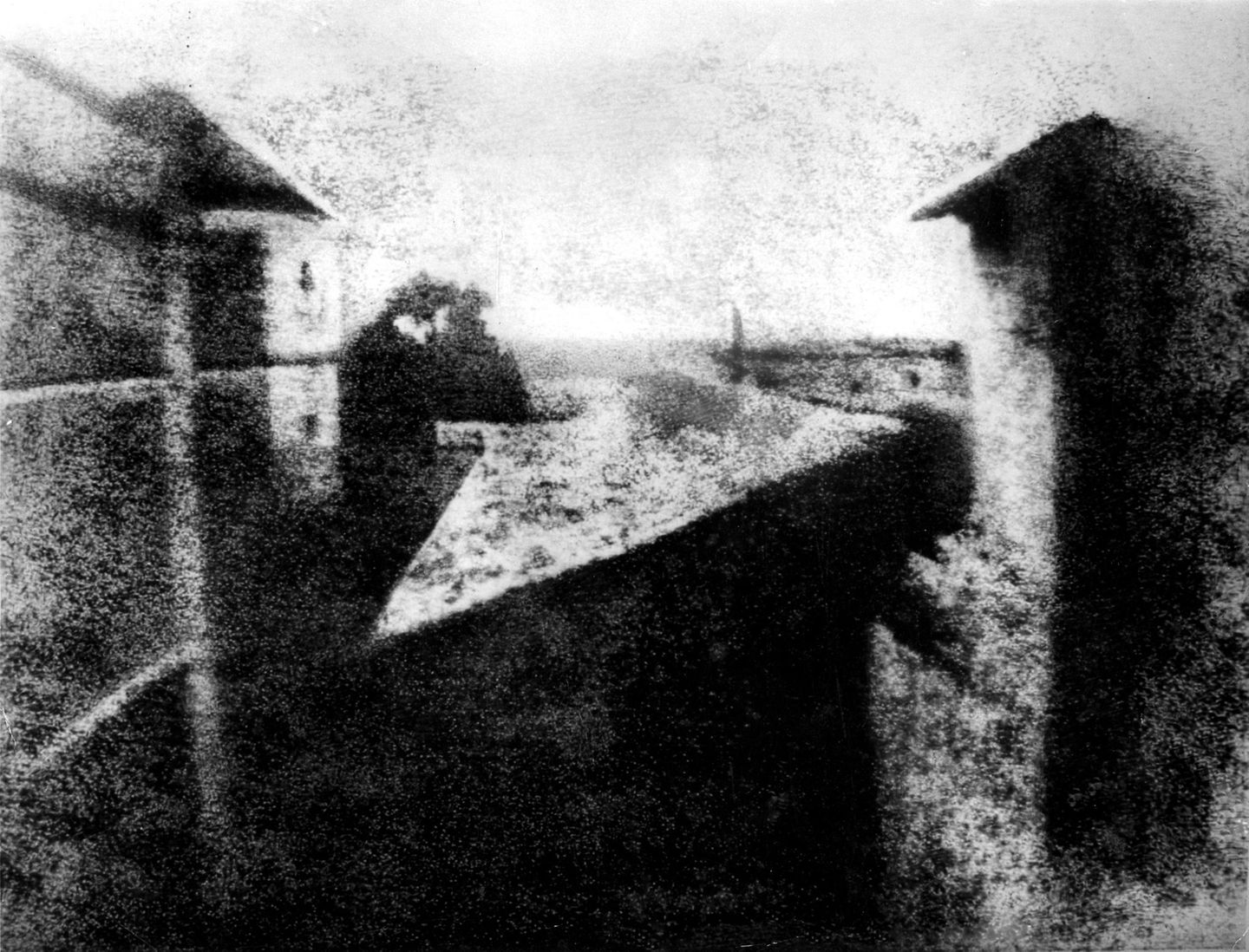 Das erste Foto der Welt: Niépces Blick aus dem Arbeitszimmer Verschwommenes, körniges Bild von Häuserdächern