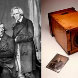 Links: Zwei Männer im Anzug, einer sitzt, der andere steht dahinter; rechts: eine altertümliche Camera Obscura