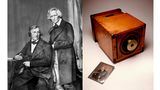 Links: Zwei Männer im Anzug, einer sitzt, der andere steht dahinter; rechts: eine altertümliche Camera Obscura
