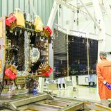 Unzählige große und kleine Asteroiden schwirren in erdnahen Bahnen umher – und immer mal wieder nimmt einer Kurs auf die Erde. Das kann verheerende Folgen haben. Forschende suchen deshalb nach Wegen, um kosmische Gefährder im Notfall abzulenken. 2022 erprobte die Nasa eine solche Methode: Sie ließ die Sonde "Dart" auf den Asteroidenmond Dimorphos stürzen, um ihn aus seiner hergebrachten Bahn zu schubsen.   2024 wird nun die Esa-Sonde "Hera" starten, um Daten über Dimorphos zu sammeln und sich die Auswirkungen der Kollision aus nächster Nähe anzuschauen. Die Ergebnisse werden in Modelle einfließen, die das kosmische Billardspiel berechenbar machen sollen. Momentan wird "Hera" allerdings noch auf Herz und Nieren geprüft. Im Bild erhält sie probeweise ihre Flügel in Form ausklappbarer Solarpanele