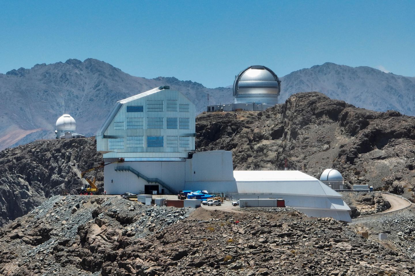 Vera C. Rubin Observatorium und Gemini Sur Observatorium im Hintergrund