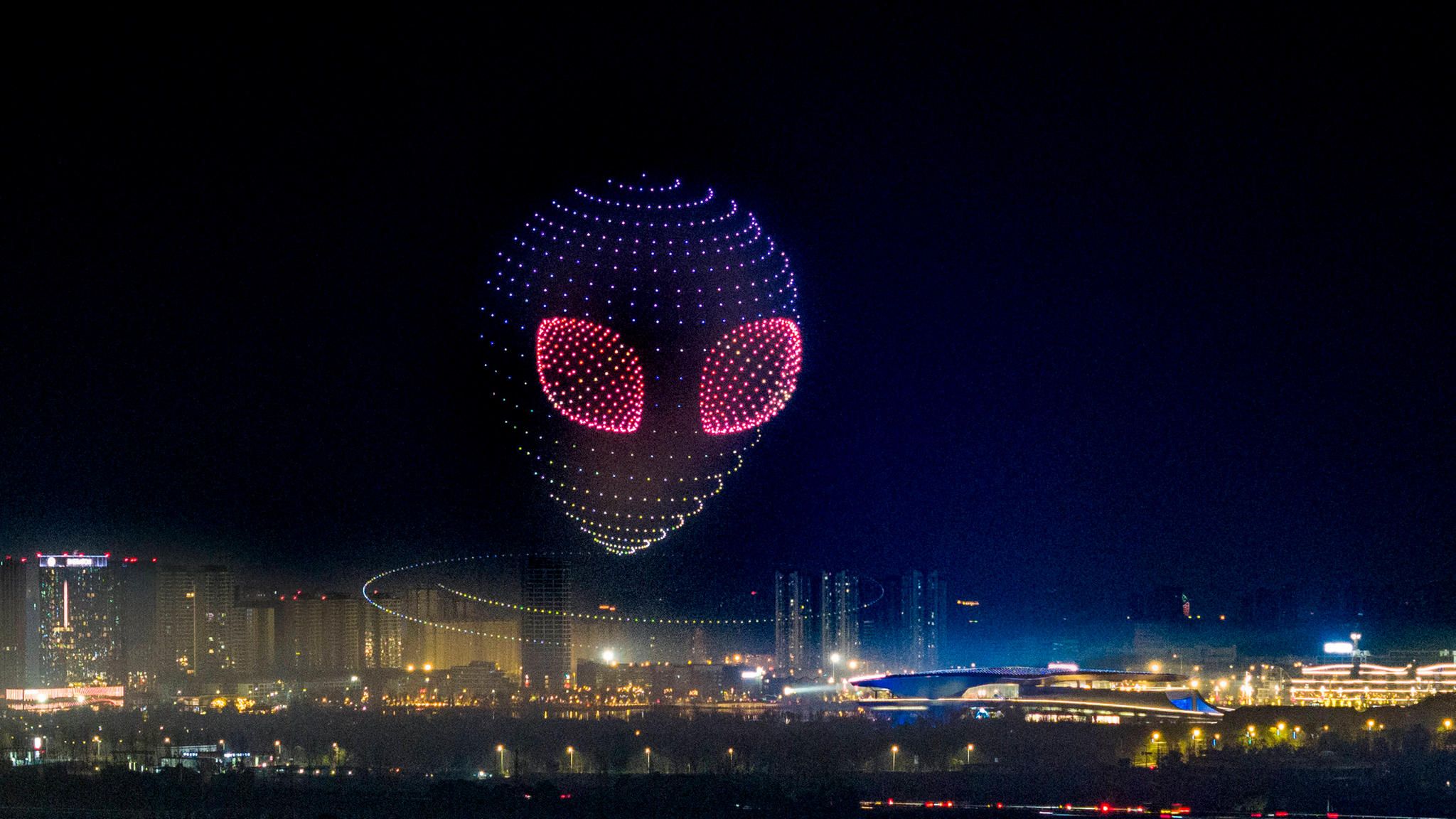 Drohnenformation zeigt einen bunten Alien am Himmel  zum chinesischen Frühjahrsfest