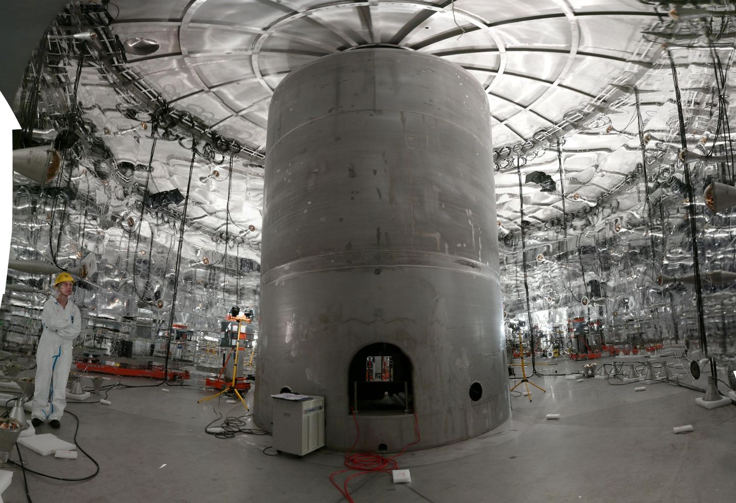 Das Innere des Detektors GERDA während der Bauphase