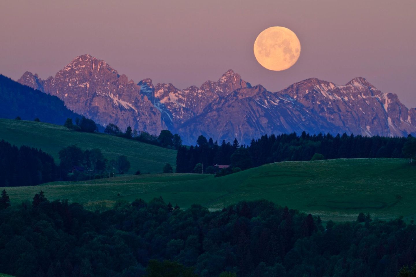 Mond über den Alpen