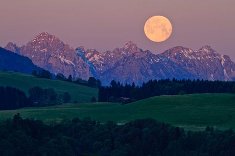 Mond über den Alpen