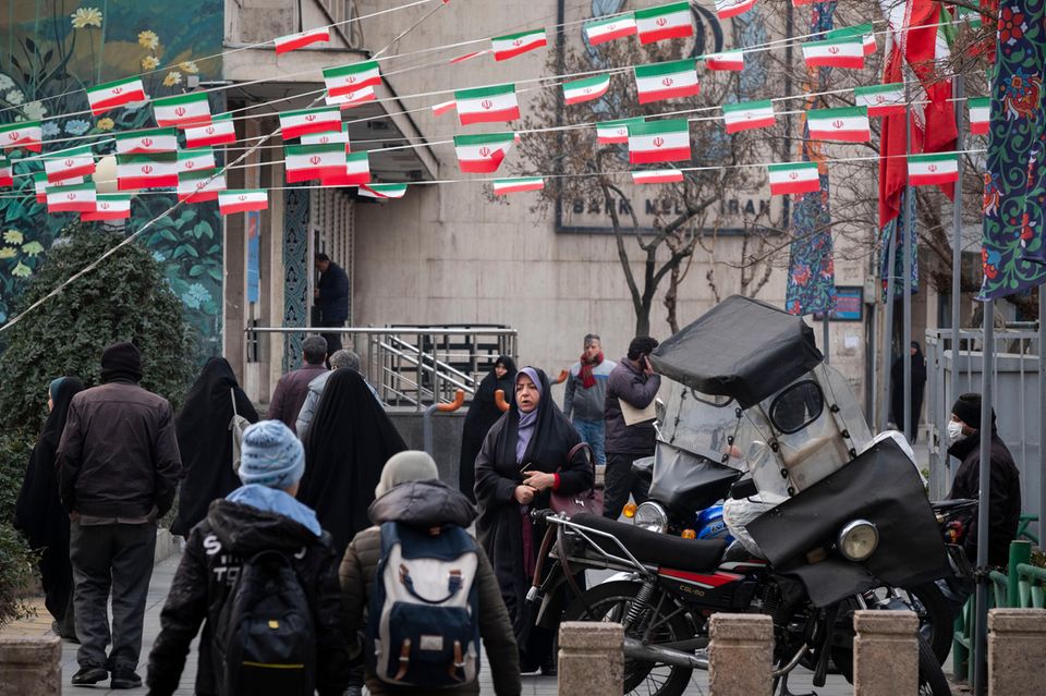 Eine Frau unter iranischen Flaggen Eine Frau unter iranischen Flaggen