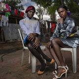 Zwei Personen in Uganda sitzen in einem Innenhof. Beide wurden zuvor für ihr Trans Leben eingesperrt