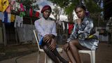 Zwei Personen in Uganda sitzen in einem Innenhof. Beide wurden zuvor für ihr Trans Leben eingesperrt