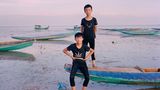 zwei Jungs sitzen auf ihrem Boot in China
