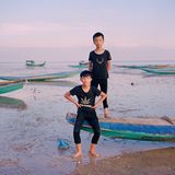 zwei Jungs sitzen auf ihrem Boot in China