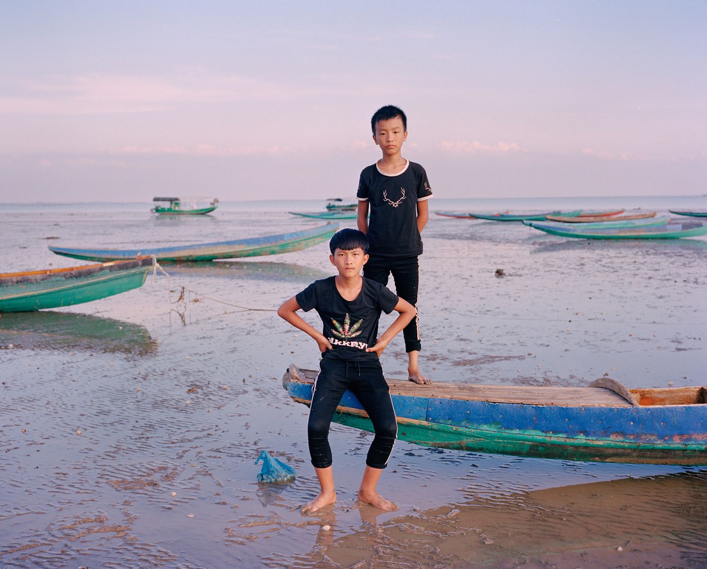 zwei Jungs sitzen auf ihrem Boot in China