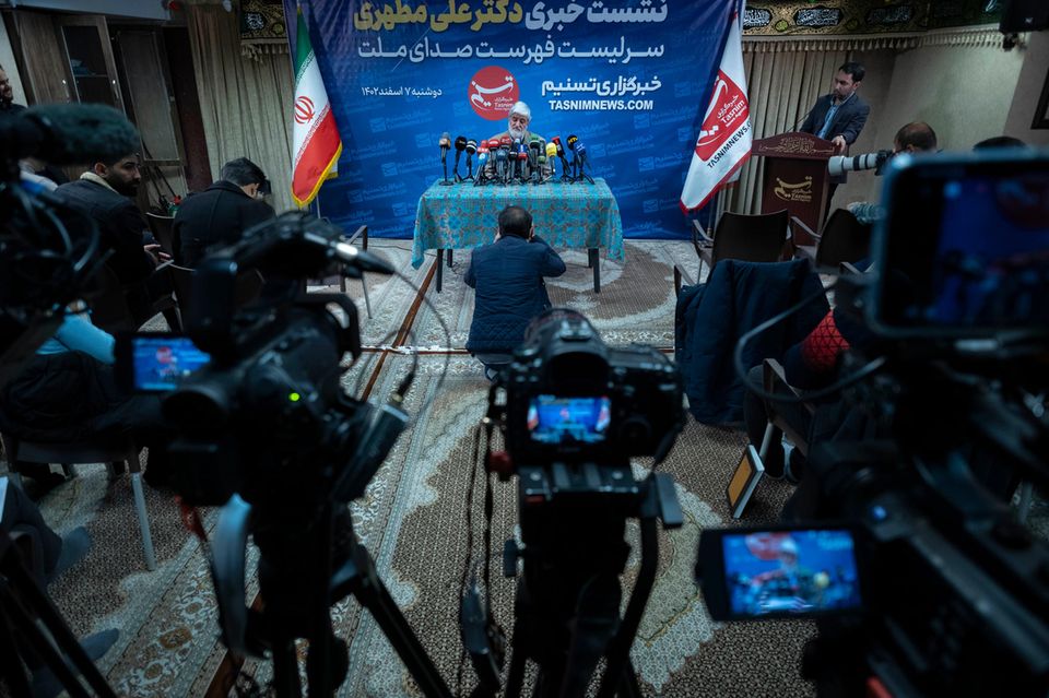 Ein iranischer Politiker hält eine Pressekonferenz ab Ein iranischer Politiker hält eine Pressekonferenz ab