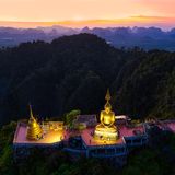 Übersicht der Tiger Höhlen auf Krabi bei Dämmerung