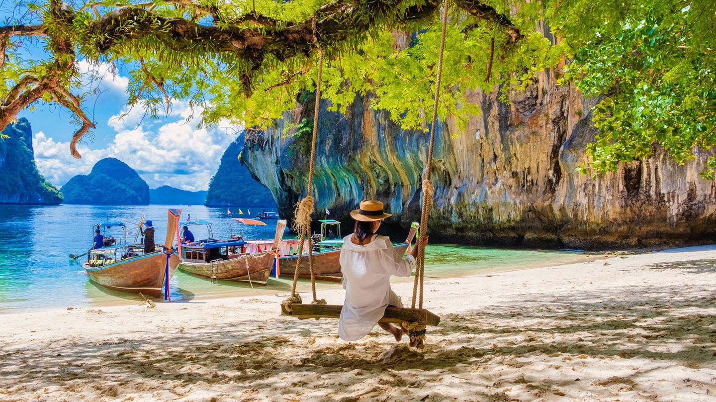 Frau auf Hängeschaukel am Meer auf Kuh Loa in Thailand