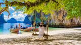 Frau auf Hängeschaukel am Meer auf Kuh Loa in Thailand