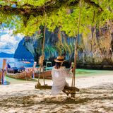 Frau auf Hängeschaukel am Meer auf Kuh Loa in Thailand