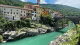 Bunte häuser und Kirchturm, hohe alte Steinbrücke, unten der Fluss